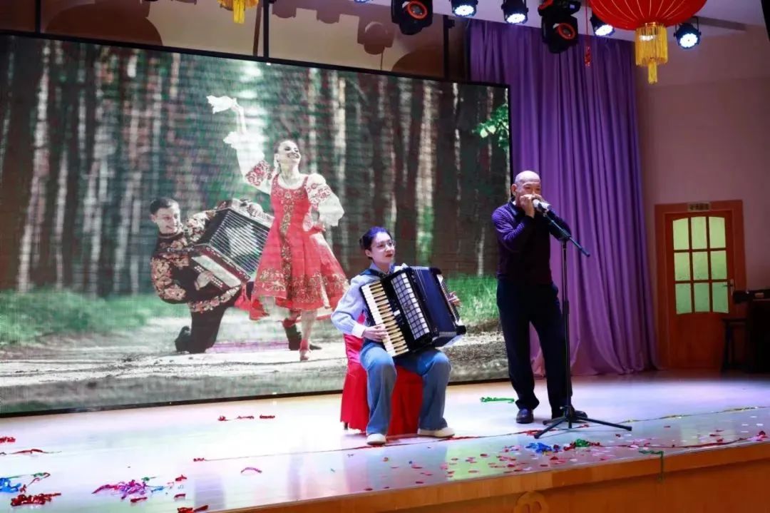 图为手风琴和口琴合奏.jpg